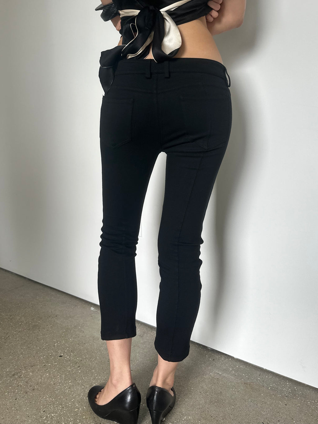 love moschino low rise stretchy capris